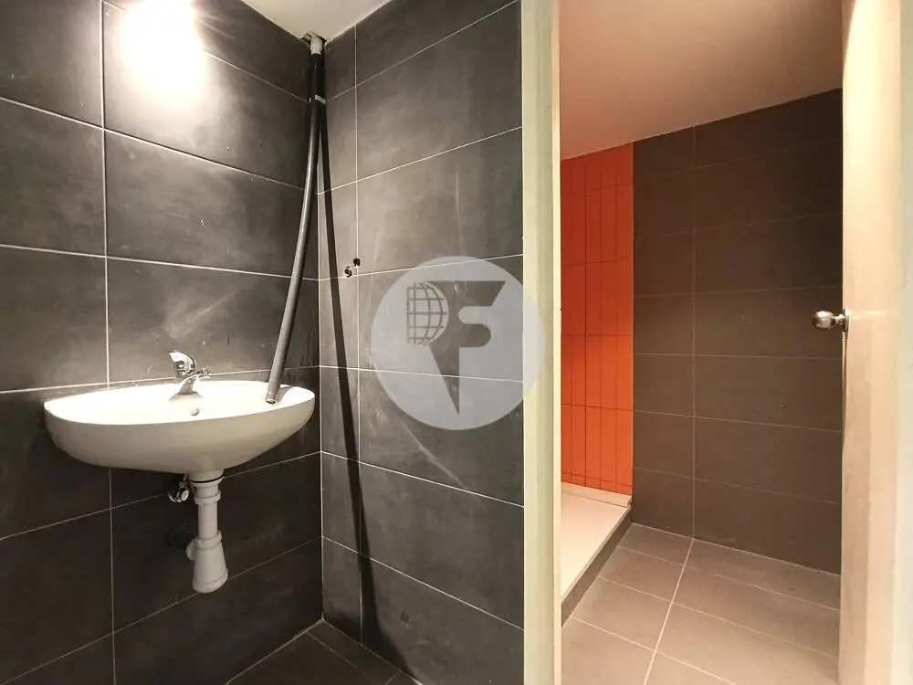 Amplio local comercial de 615 m² en Comte Borrell con gran fachada y posibilidad de salida de humos - imagen 32