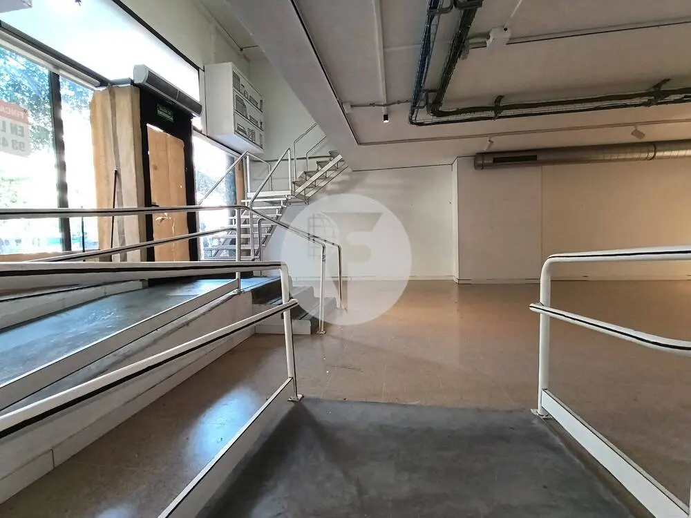 Amplio local comercial de 615 m² en Comte Borrell con gran fachada y posibilidad de salida de humos - imagen 6