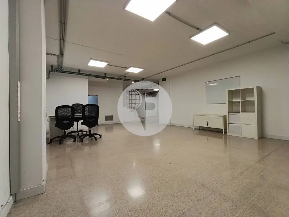 Amplio local comercial de 615 m² en Comte Borrell con gran fachada y posibilidad de salida de humos - imagen 18