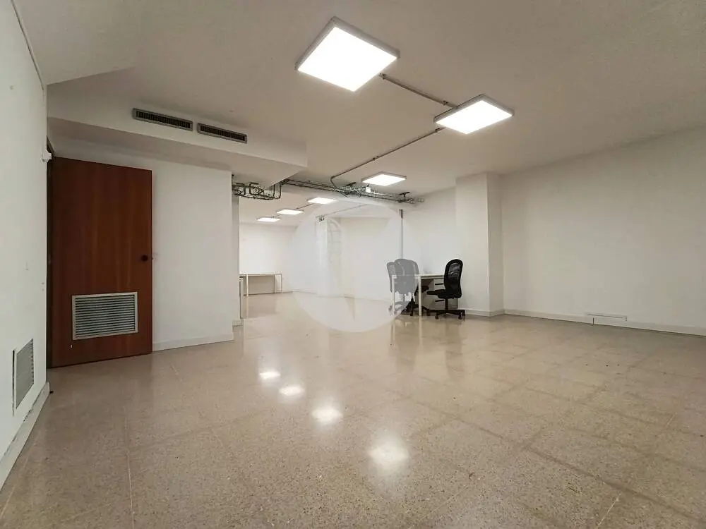Amplio local comercial de 615 m² en Comte Borrell con gran fachada y posibilidad de salida de humos - imagen 19