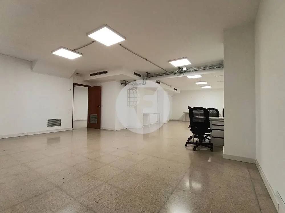 Amplio local comercial de 615 m² en Comte Borrell con gran fachada y posibilidad de salida de humos - imagen 20