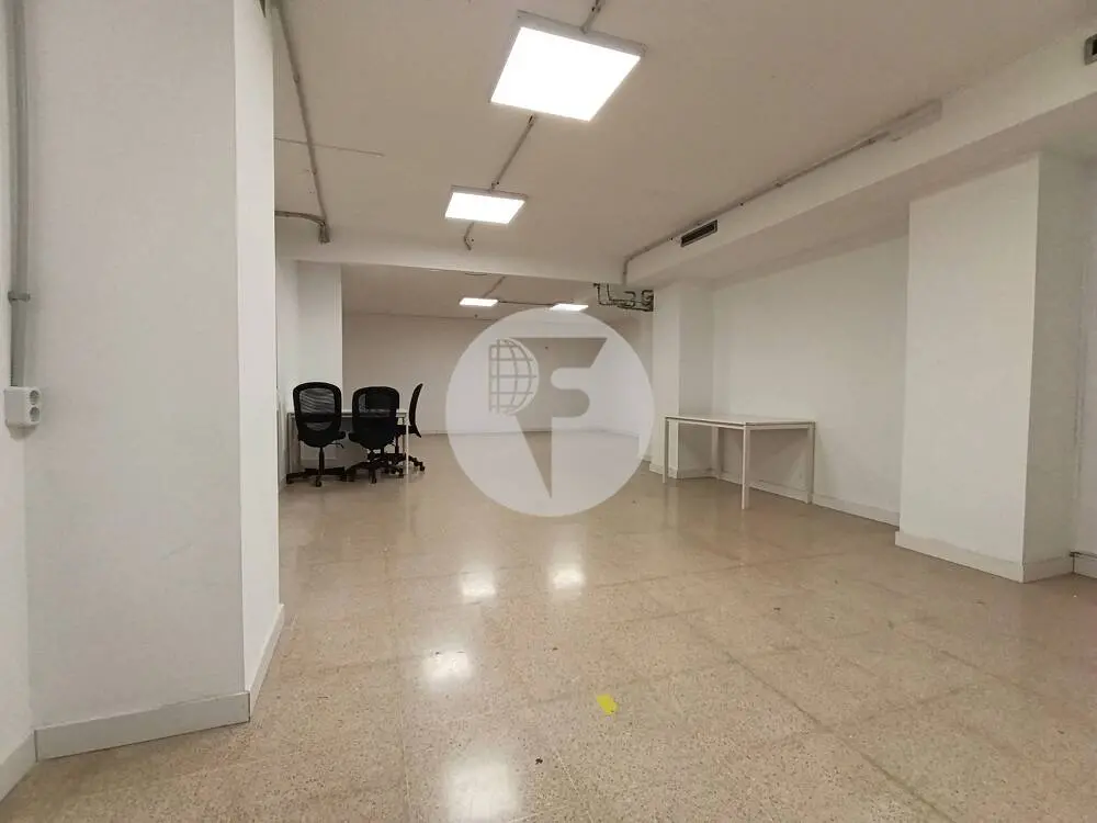 Amplio local comercial de 615 m² en Comte Borrell con gran fachada y posibilidad de salida de humos - imagen 21