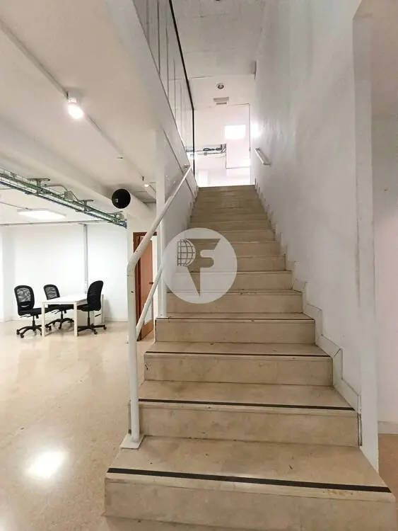 Amplio local comercial de 615 m² en Comte Borrell con gran fachada y posibilidad de salida de humos - imagen 22