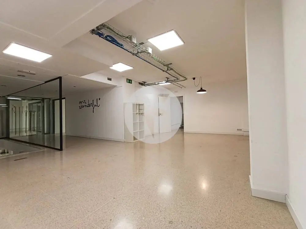 Amplio local comercial de 615 m² en Comte Borrell con gran fachada y posibilidad de salida de humos - imagen 23
