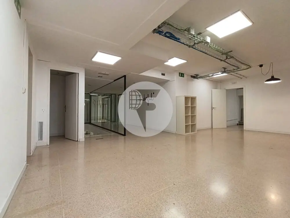 Amplio local comercial de 615 m² en Comte Borrell con gran fachada y posibilidad de salida de humos - imagen 24