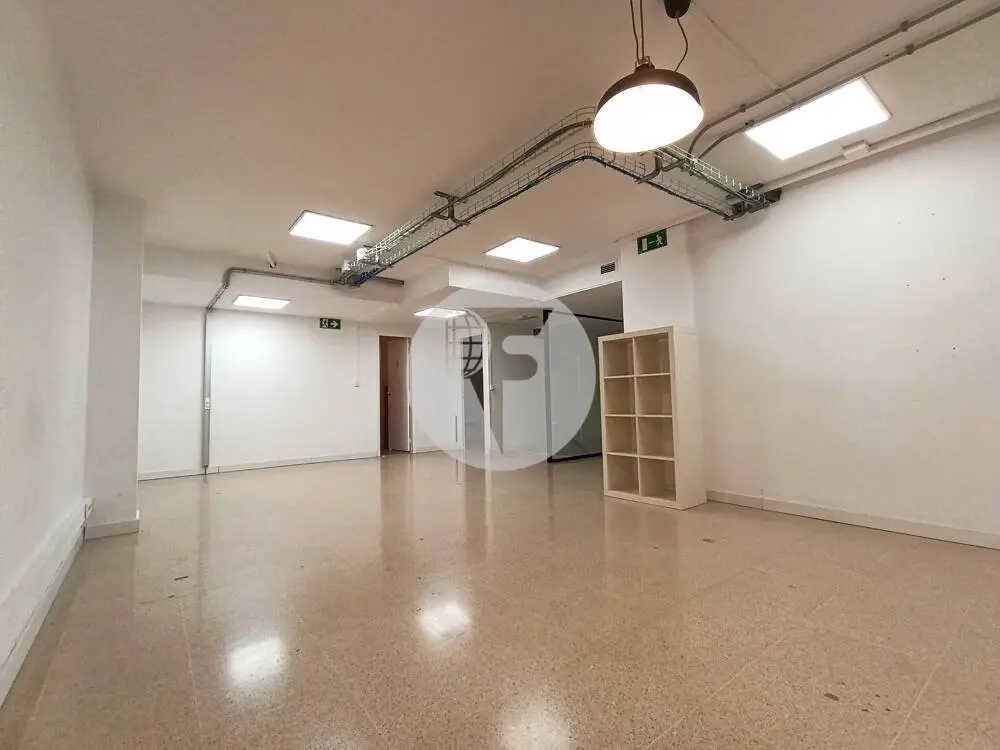 Amplio local comercial de 615 m² en Comte Borrell con gran fachada y posibilidad de salida de humos - imagen 25