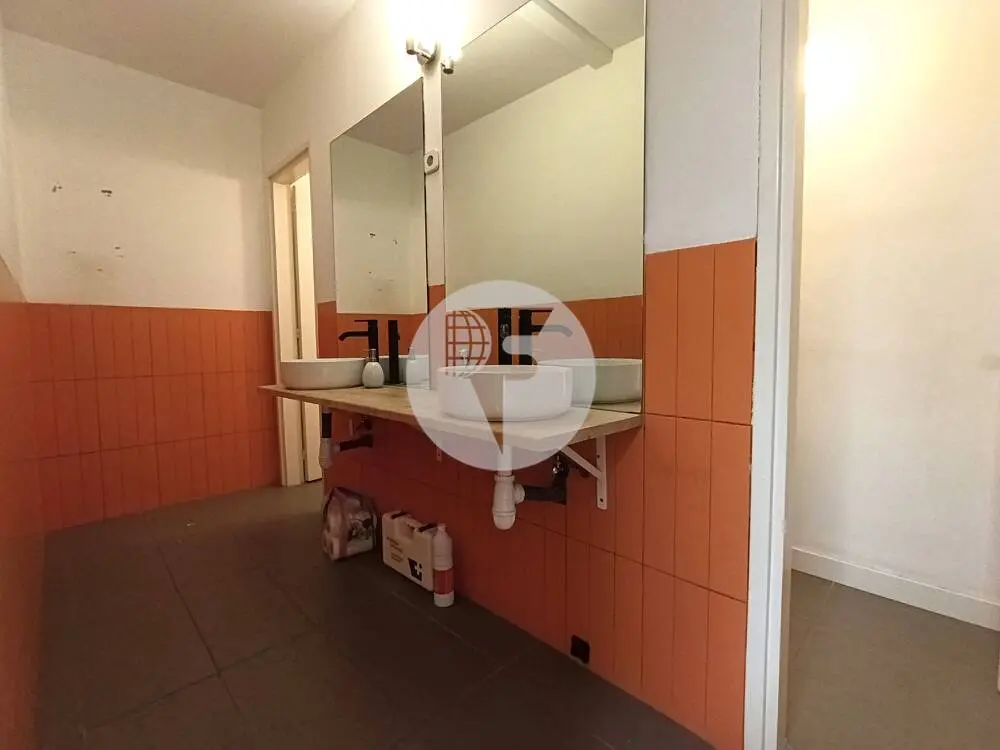 Amplio local comercial de 615 m² en Comte Borrell con gran fachada y posibilidad de salida de humos - imagen 31