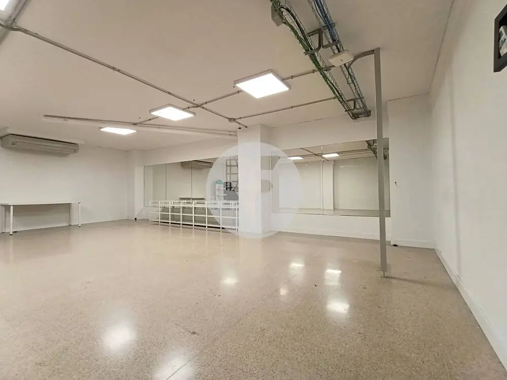 Amplio local comercial de 615 m² en Comte Borrell con gran fachada y posibilidad de salida de humos - imagen 27