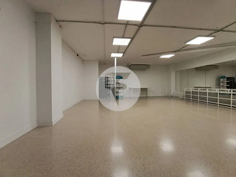 Amplio local comercial de 615 m² en Comte Borrell con gran fachada y posibilidad de salida de humos - imagen 29