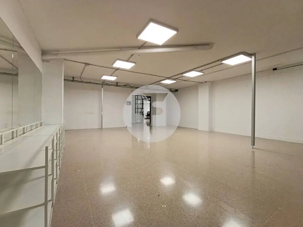 Amplio local comercial de 615 m² en Comte Borrell con gran fachada y posibilidad de salida de humos - imagen 30
