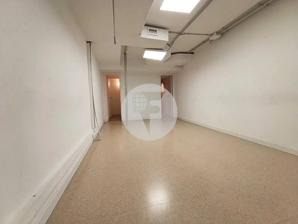 Amplio local comercial de 615 m² en Comte Borrell con gran fachada y posibilidad de salida de humos - imagen 28