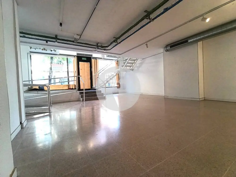 Amplio local comercial de 615 m² en Comte Borrell con gran fachada y posibilidad de salida de humos - imagen 11