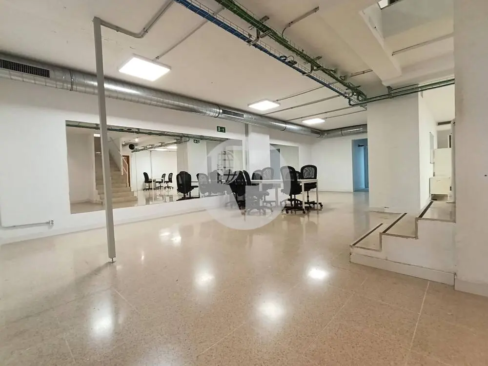 Amplio local comercial de 615 m² en Comte Borrell con gran fachada y posibilidad de salida de humos - imagen 12