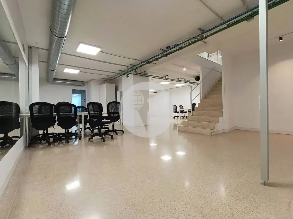 Amplio local comercial de 615 m² en Comte Borrell con gran fachada y posibilidad de salida de humos - imagen 13