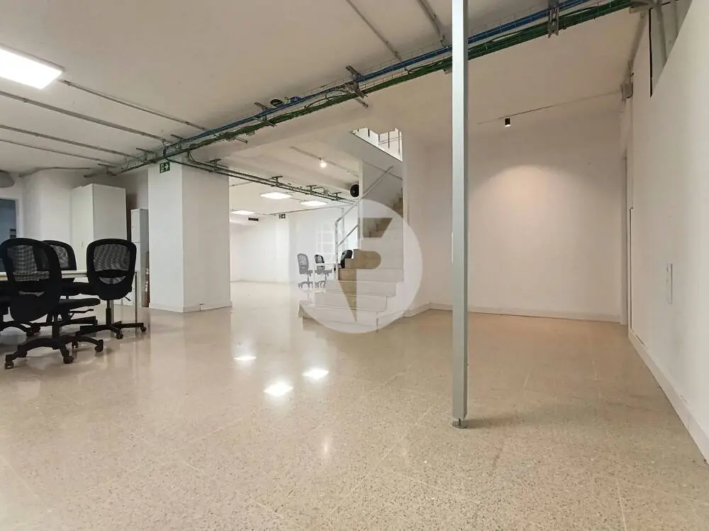 Amplio local comercial de 615 m² en Comte Borrell con gran fachada y posibilidad de salida de humos - imagen 14