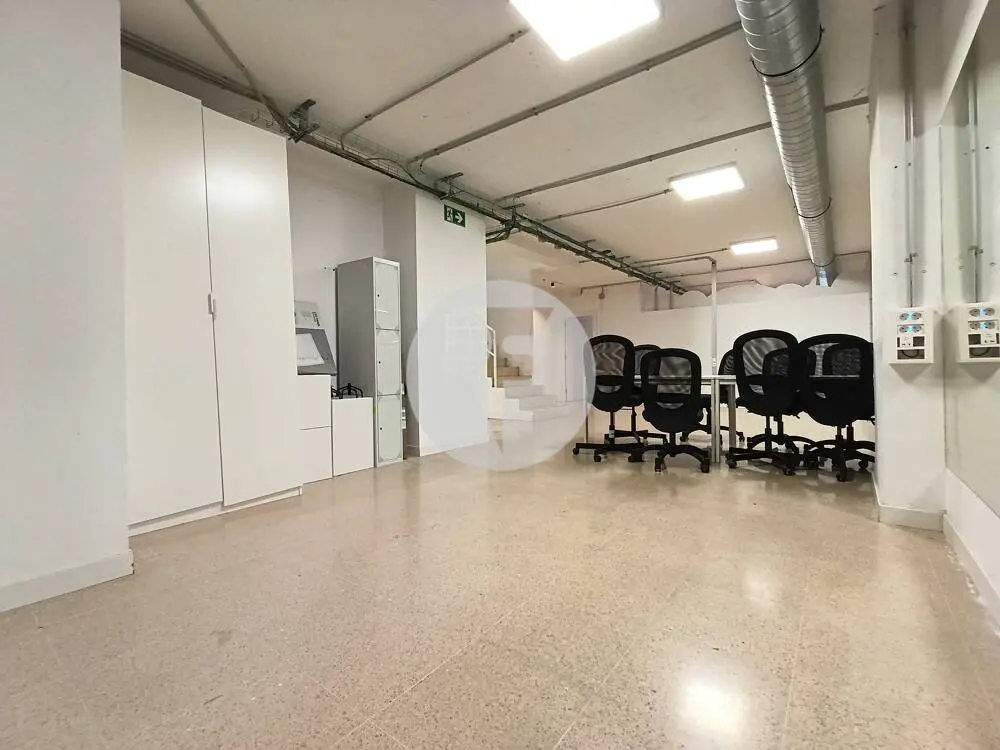 Amplio local comercial de 615 m² en Comte Borrell con gran fachada y posibilidad de salida de humos - imagen 15