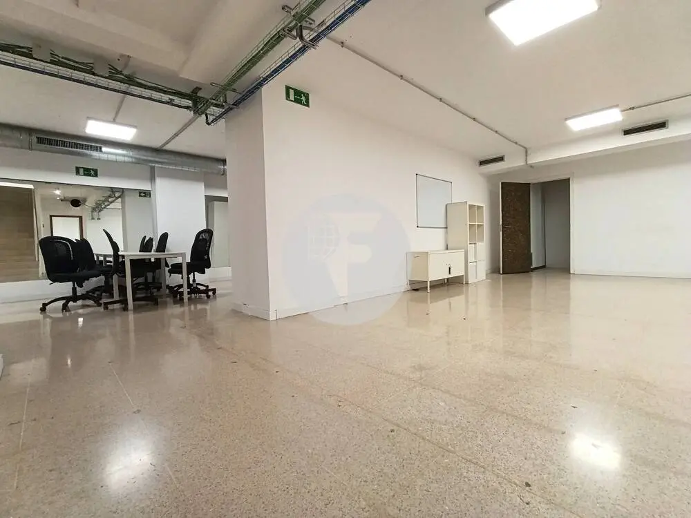 Amplio local comercial de 615 m² en Comte Borrell con gran fachada y posibilidad de salida de humos - imagen 16