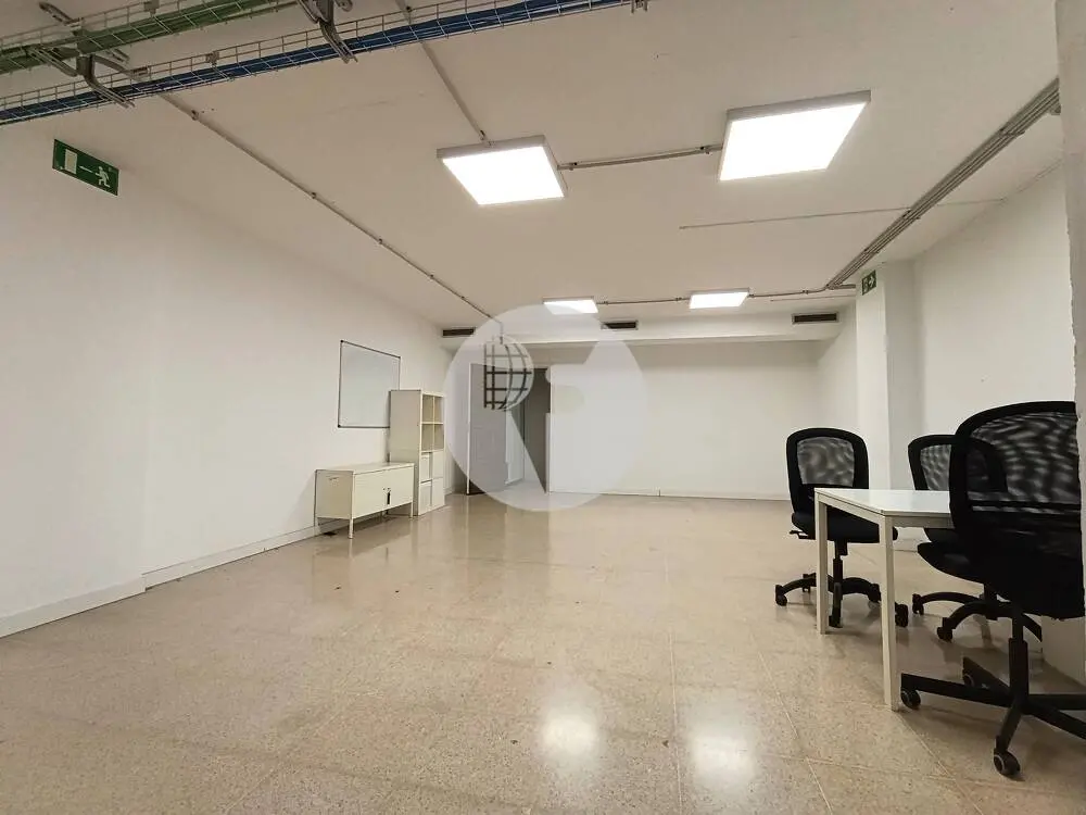 Amplio local comercial de 615 m² en Comte Borrell con gran fachada y posibilidad de salida de humos - imagen 17
