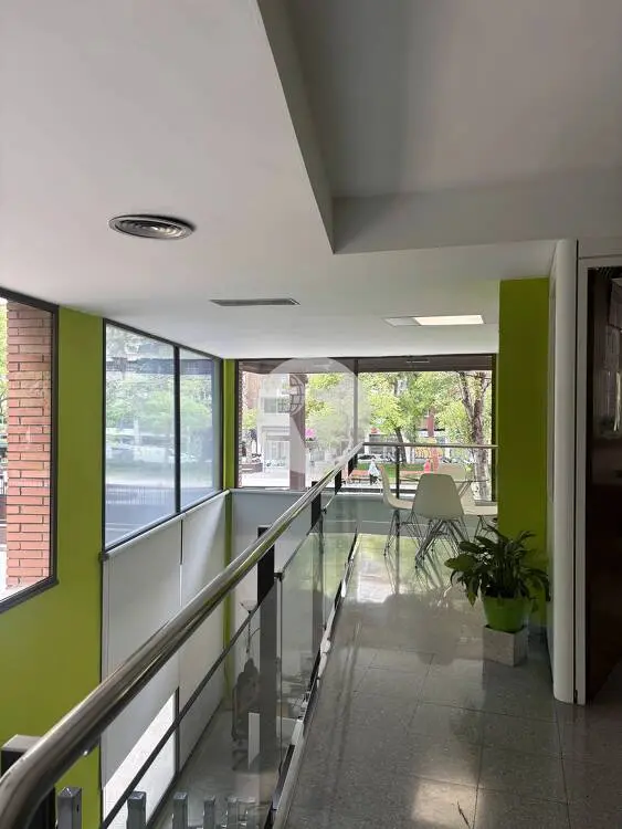 Amplio local comercial de 580 m² en alquiler en Les Corts con excelente imagen corporativa - imagen 14