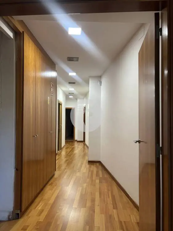 Amplio local comercial de 580 m² en alquiler en Les Corts con excelente imagen corporativa - imagen 5