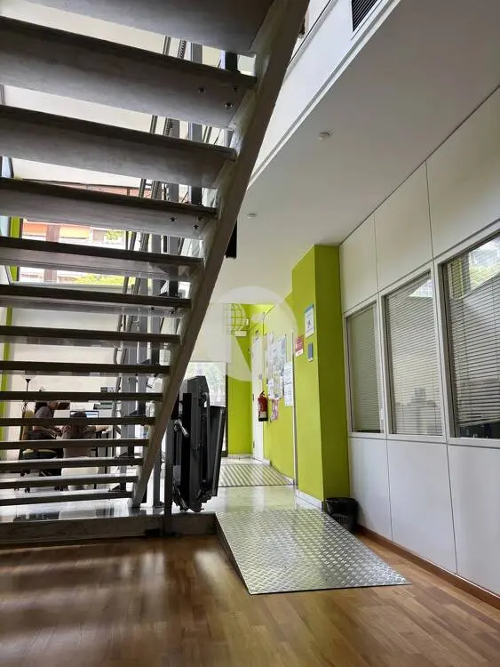 Amplio local comercial de 580 m² en alquiler en Les Corts con excelente imagen corporativa - imagen 2