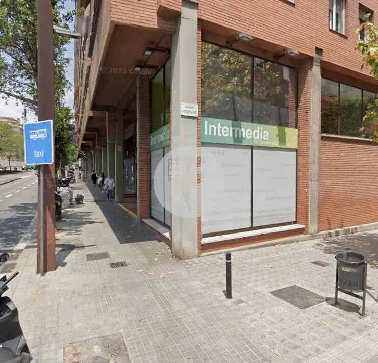 Amplio local comercial de 580 m² en alquiler en Les Corts con excelente imagen corporativa