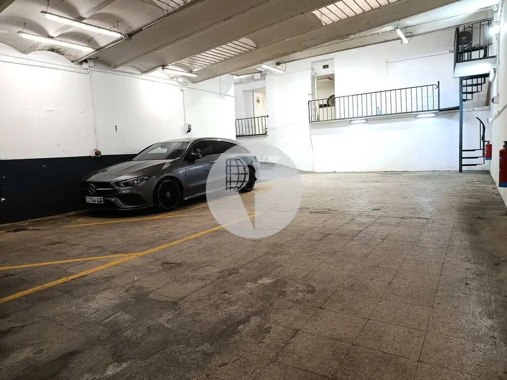 Amplio local comercial diáfano de 438 m² con sótano y gran altura libre - imagen 8