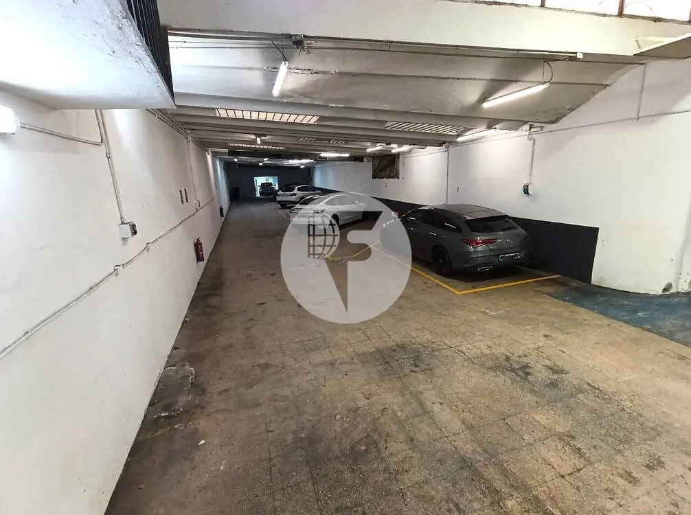 Amplio local comercial diáfano de 438 m² con sótano y gran altura libre