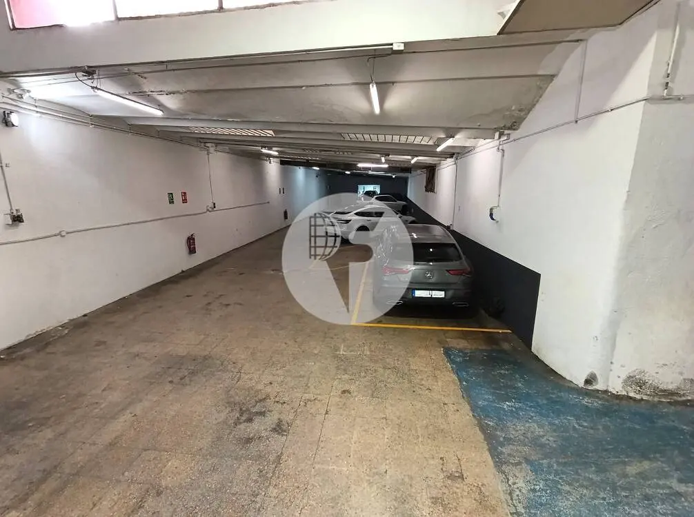 Amplio local comercial diáfano de 438 m² con sótano y gran altura libre - imagen 4