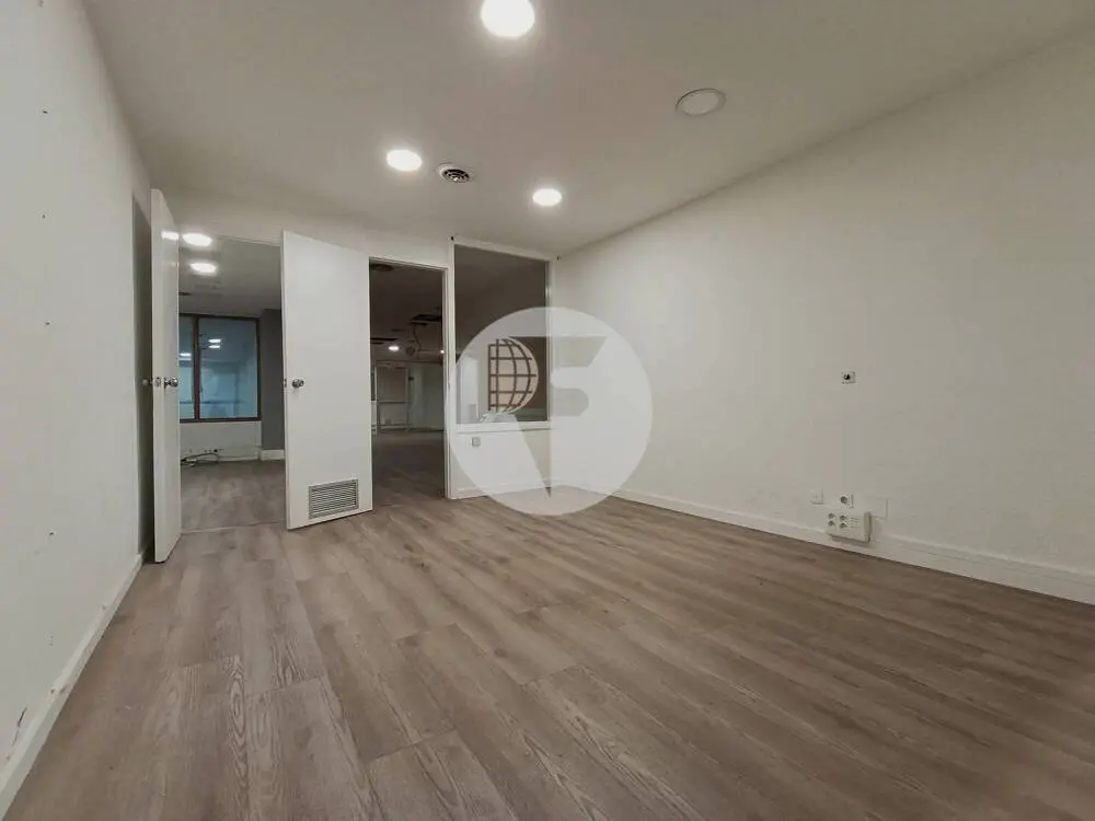 Espectacular local comercial diáfano de 700 m² en el Eixample Izquierdo de Barcelona - imagen 22