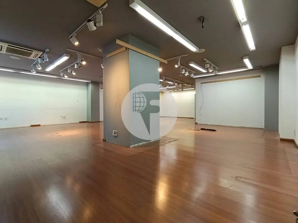 Espectacular local comercial diáfano de 700 m² en el Eixample Izquierdo de Barcelona - imagen 2