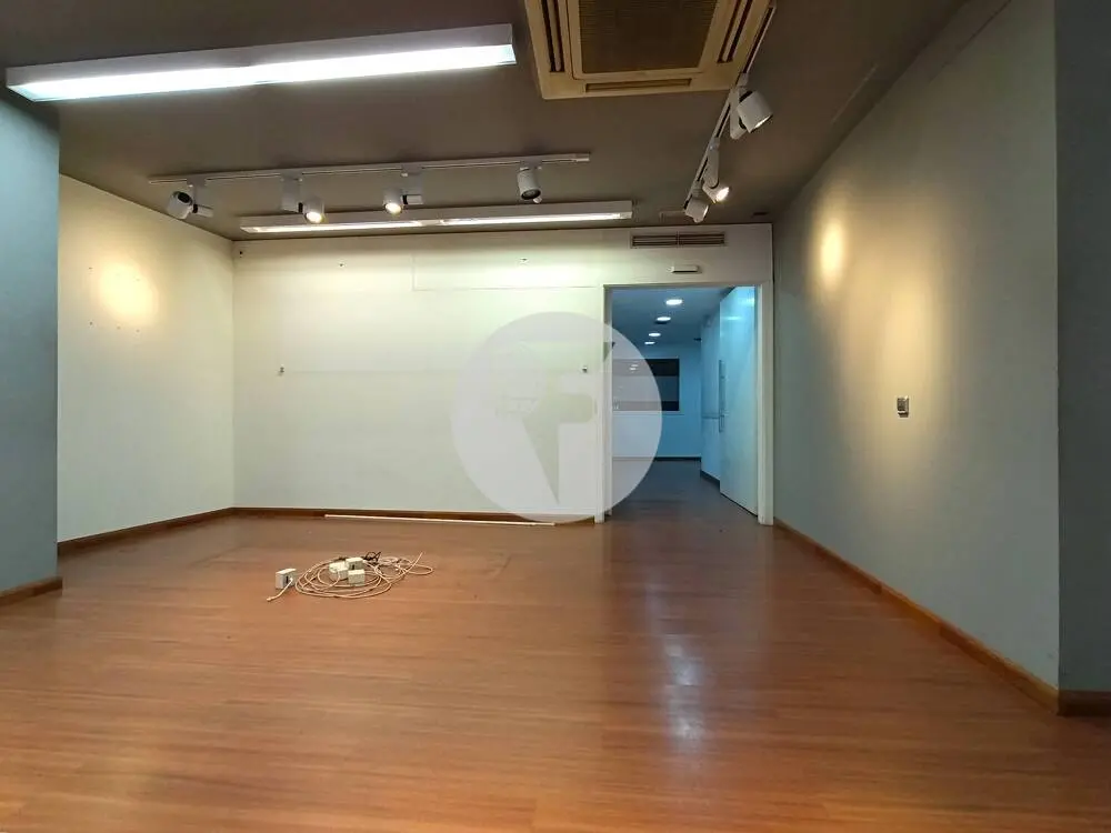 Espectacular local comercial diáfano de 700 m² en el Eixample Izquierdo de Barcelona - imagen 7