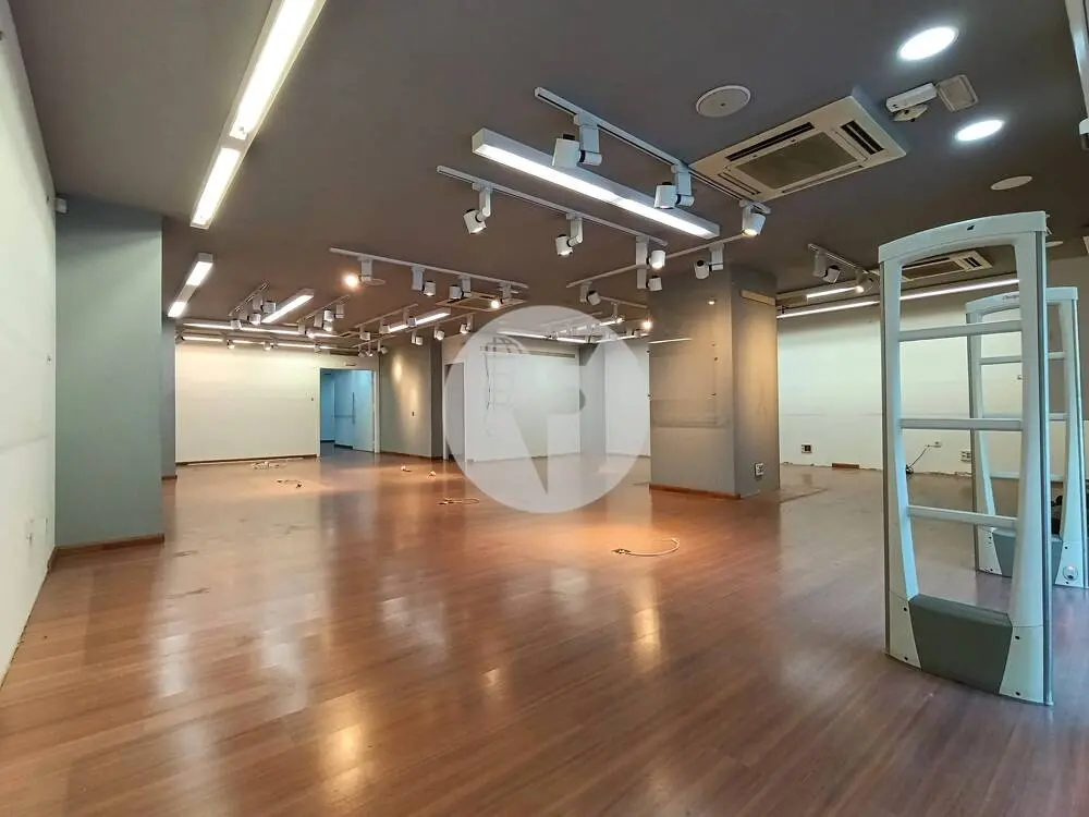 Espectacular local comercial diáfano de 700 m² en el Eixample Izquierdo de Barcelona - imagen 3