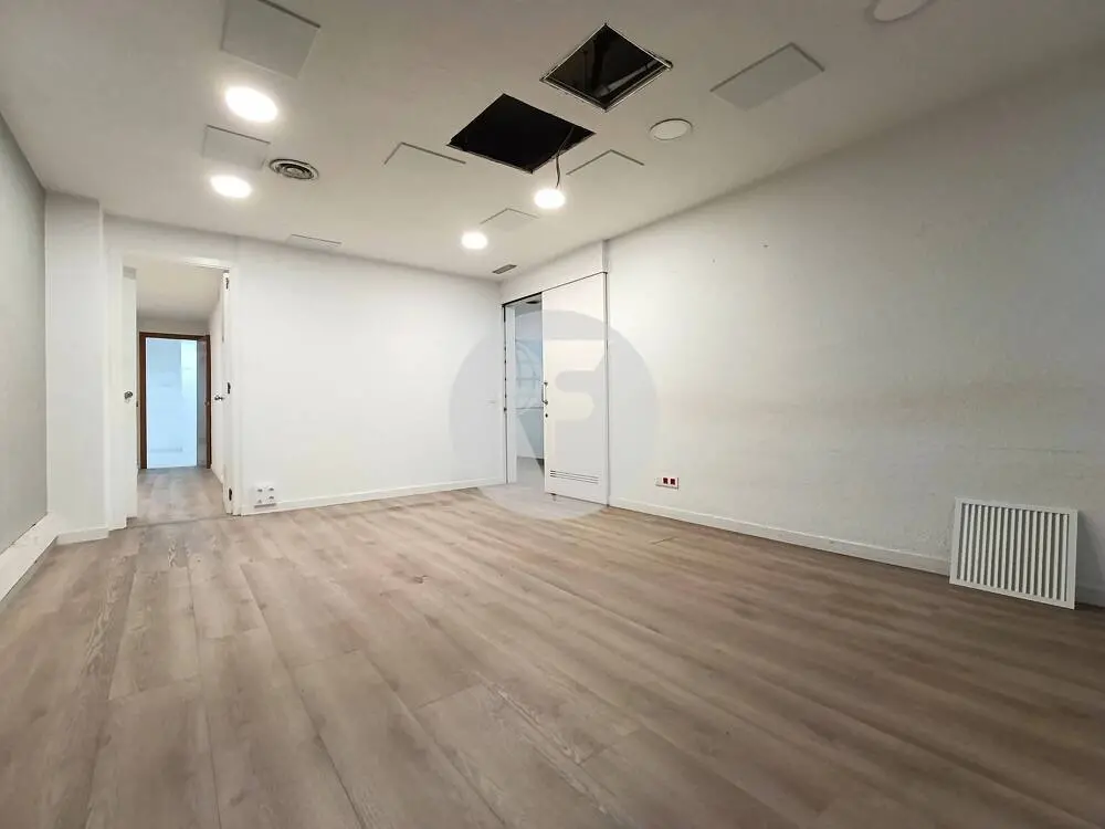 Espectacular local comercial diáfano de 700 m² en el Eixample Izquierdo de Barcelona - imagen 25