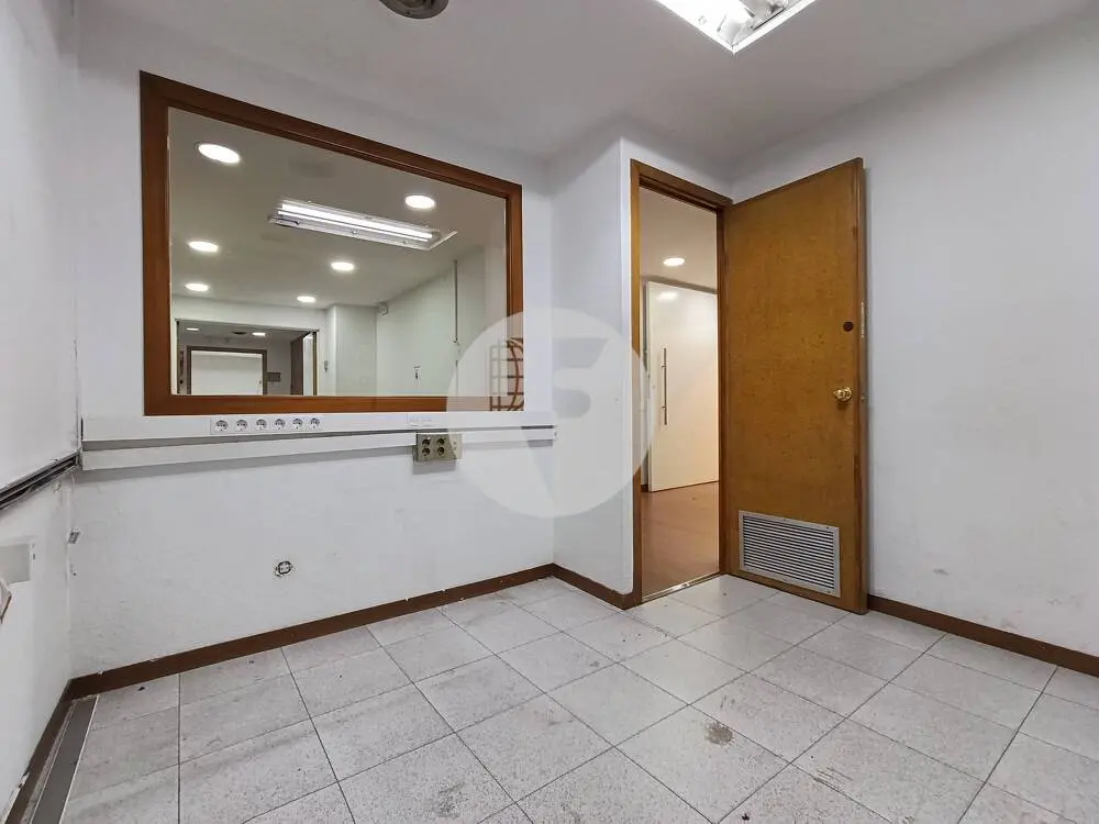 Espectacular local comercial diáfano de 700 m² en el Eixample Izquierdo de Barcelona - imagen 12