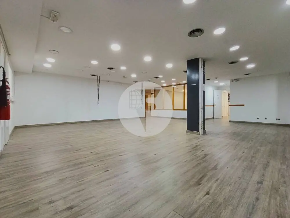 Espectacular local comercial diáfano de 700 m² en el Eixample Izquierdo de Barcelona - imagen 32