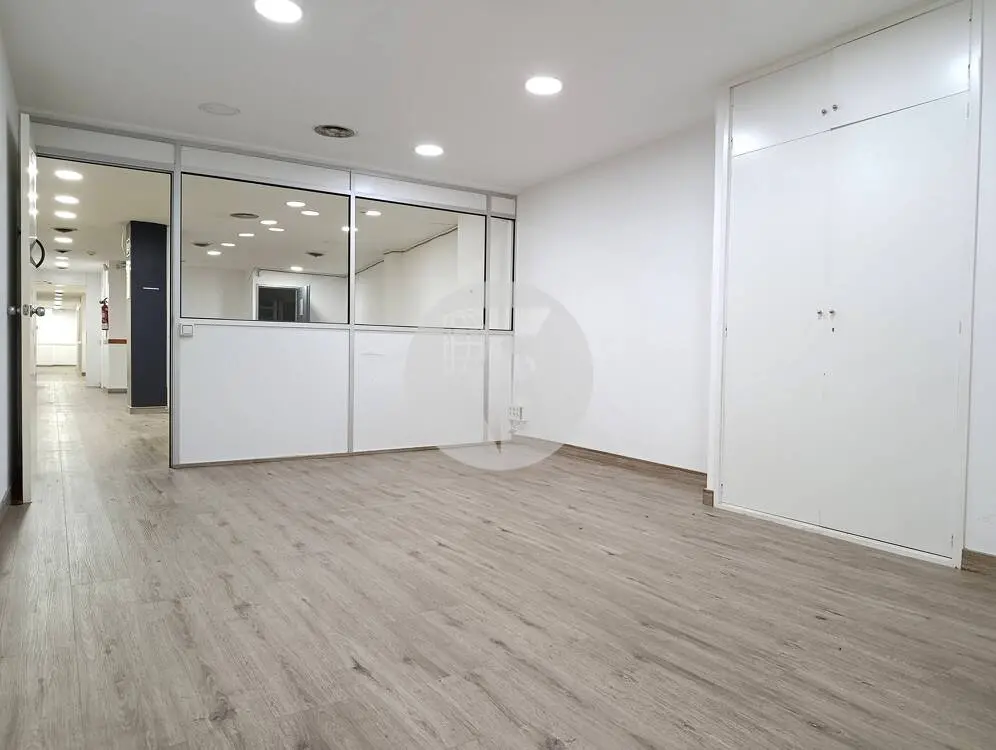 Espectacular local comercial diáfano de 700 m² en el Eixample Izquierdo de Barcelona - imagen 31