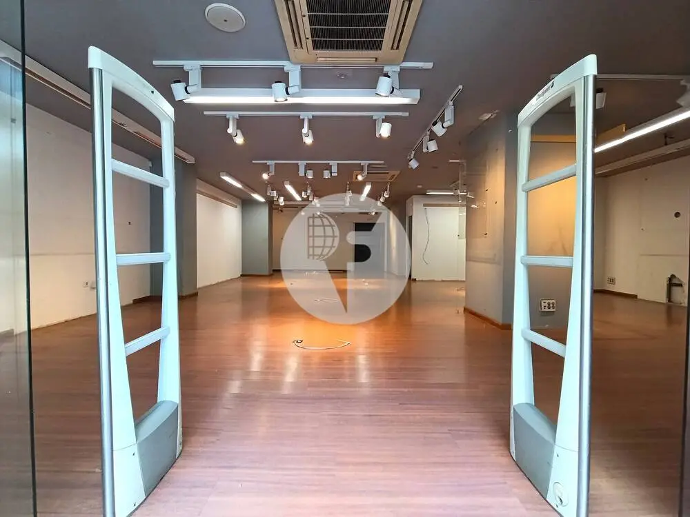 Espectacular local comercial diáfano de 700 m² en el Eixample Izquierdo de Barcelona - imagen 8