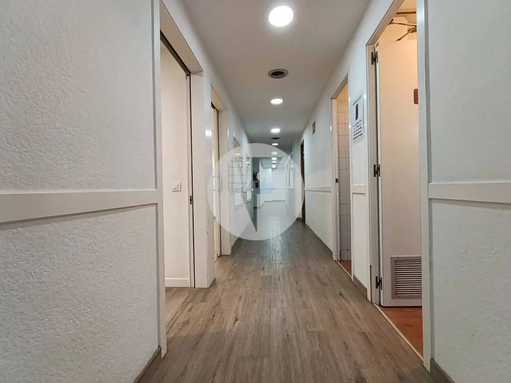 Espectacular local comercial diáfano de 700 m² en el Eixample Izquierdo de Barcelona - imagen 34