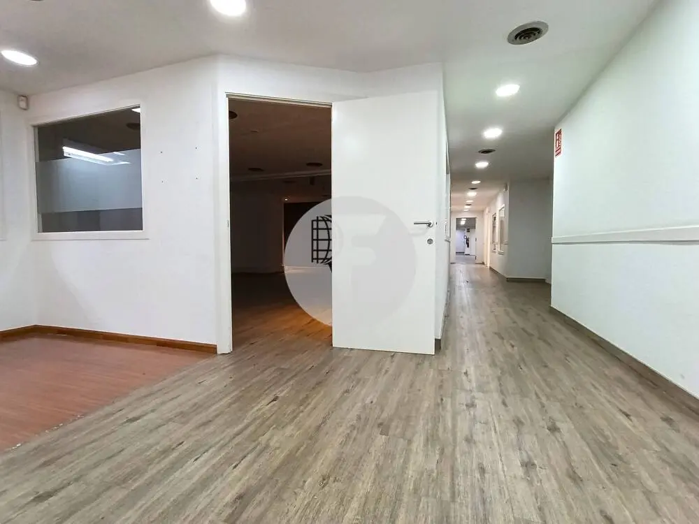 Espectacular local comercial diáfano de 700 m² en el Eixample Izquierdo de Barcelona - imagen 11