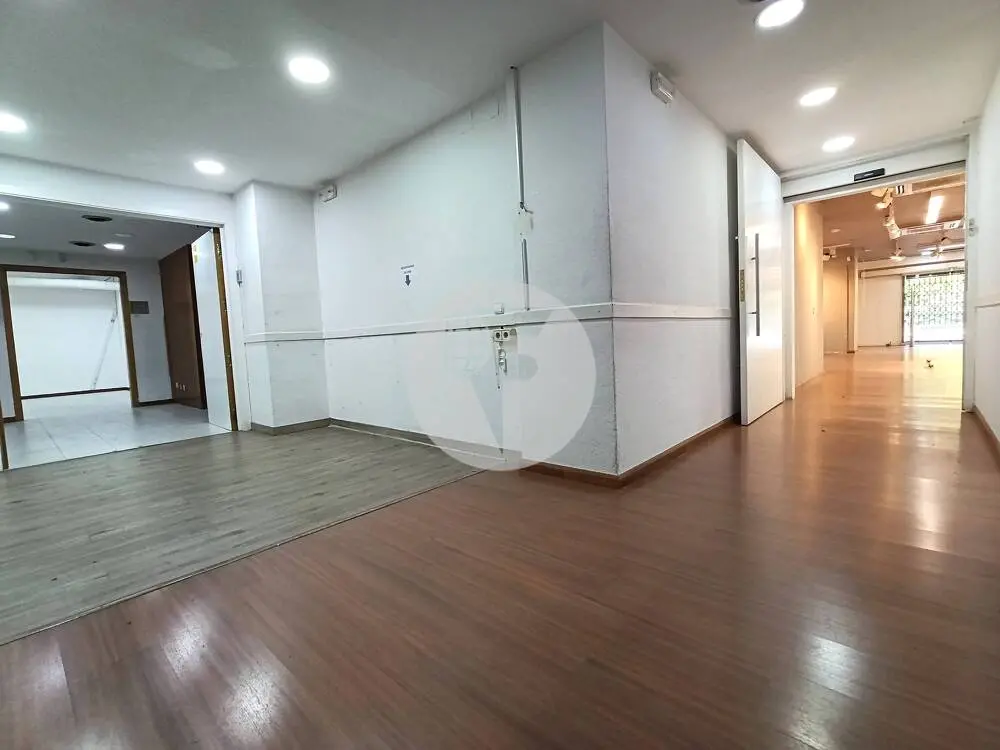 Espectacular local comercial diáfano de 700 m² en el Eixample Izquierdo de Barcelona - imagen 9