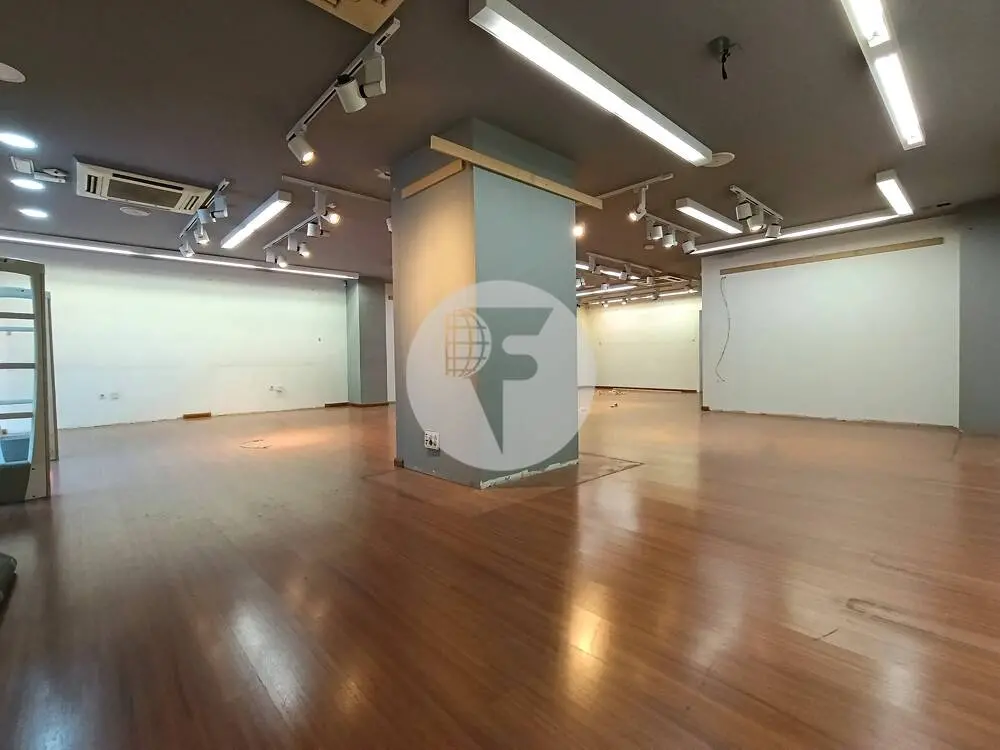 Espectacular local comercial diáfano de 700 m² en el Eixample Izquierdo de Barcelona - imagen 4