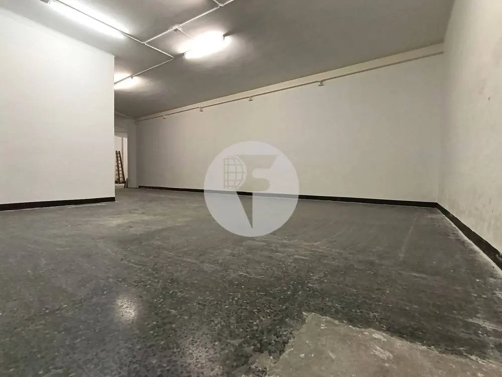 Amplio local comercial de 302 m² en alquiler en Sant Antoni con gran fachada y dos accesos - imagen 4