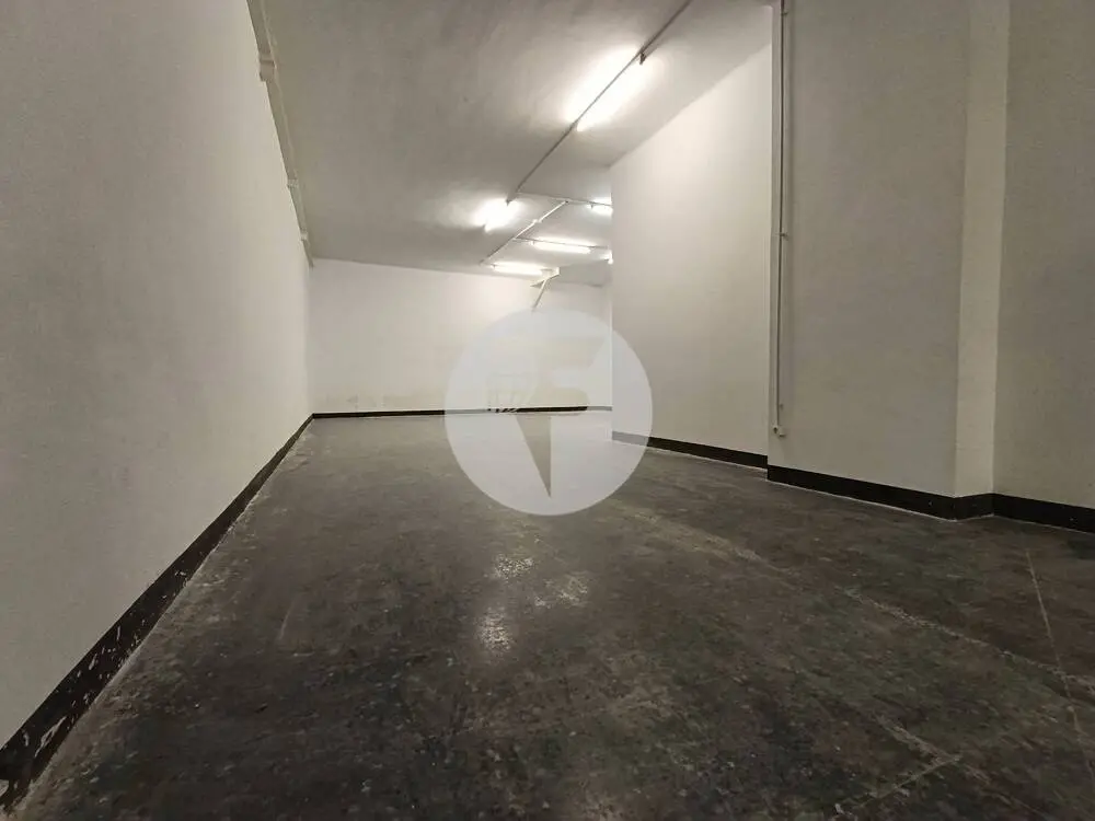Amplio local comercial de 302 m² en alquiler en Sant Antoni con gran fachada y dos accesos - imagen 3
