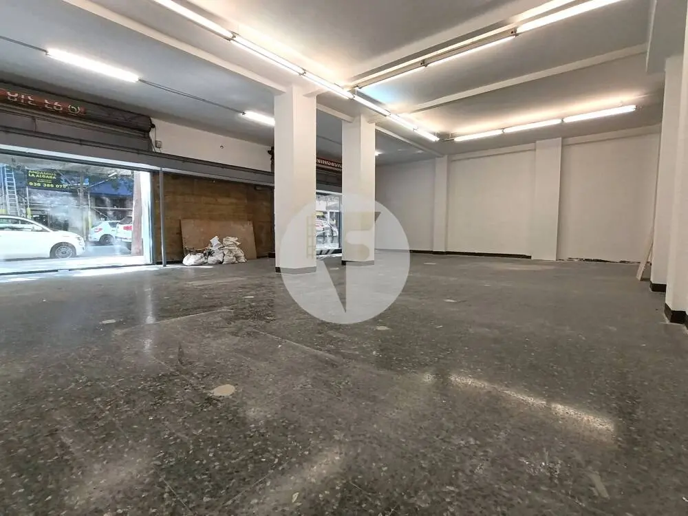 Amplio local comercial de 302 m² en alquiler en Sant Antoni con gran fachada y dos accesos