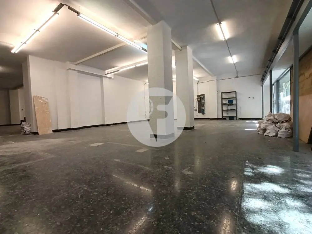 Amplio local comercial de 302 m² en alquiler en Sant Antoni con gran fachada y dos accesos - imagen 10