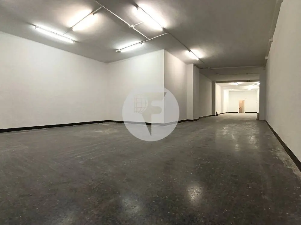 Amplio local comercial de 302 m² en alquiler en Sant Antoni con gran fachada y dos accesos - imagen 6