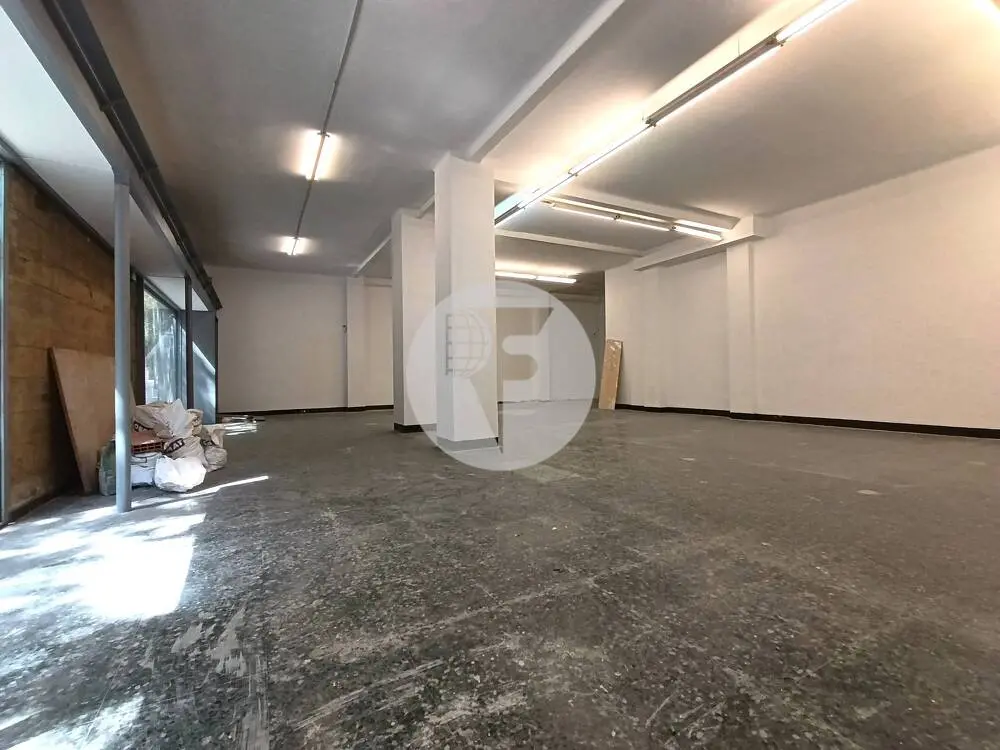Amplio local comercial de 302 m² en alquiler en Sant Antoni con gran fachada y dos accesos - imagen 12