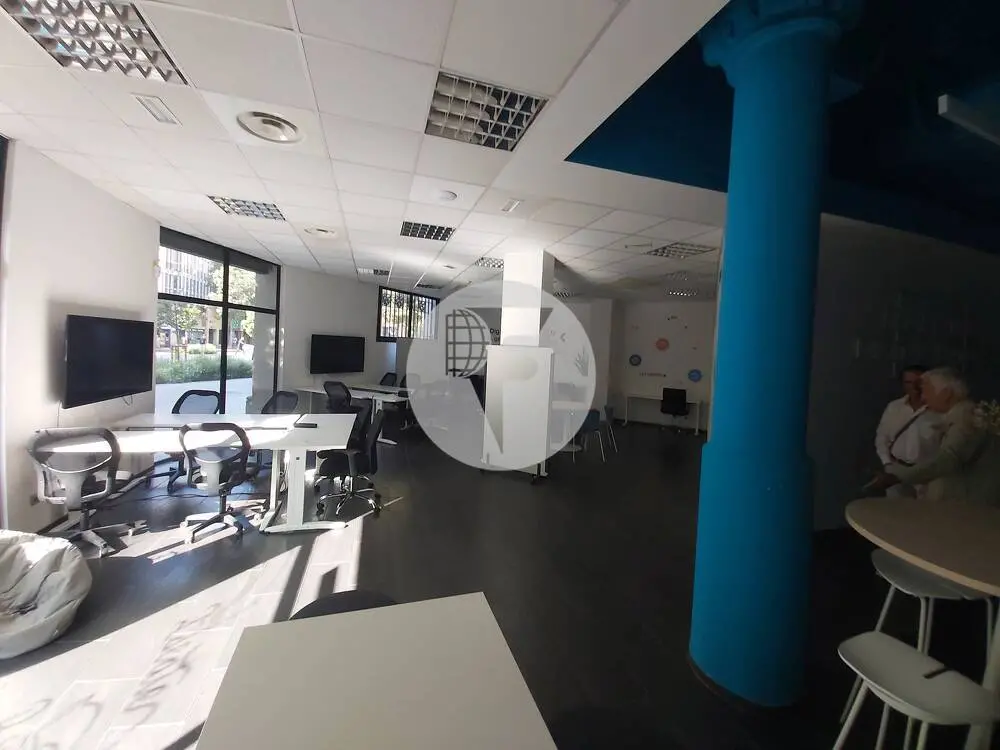Espectacular local comercial de 700 m² con gran visibilidad y posibilidad de salida de humos en Barcelona - imagen 7