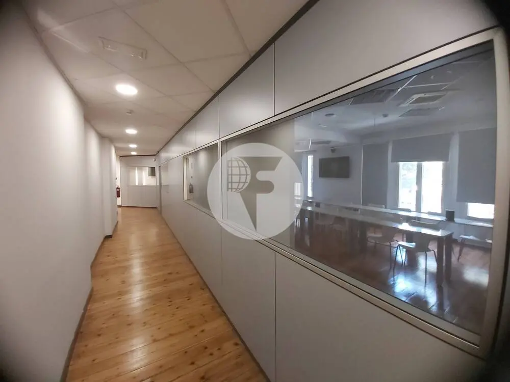 Espectacular local comercial de 700 m² con gran visibilidad y posibilidad de salida de humos en Barcelona - imagen 14
